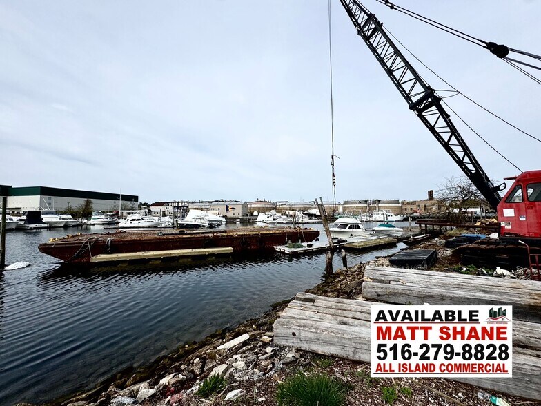 More Photos Of 25 Lacon Ct, Brooklyn Marina For Sale