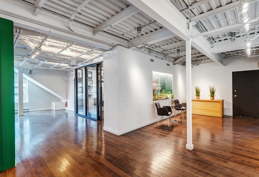 More Photos Of 7049 Rue Saint-Urbain, Montréal Showroom For Sale