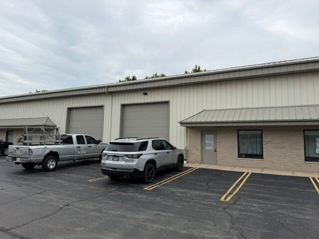 More Photos Of 906 Geneva St, Shorewood Warehouse For Lease
