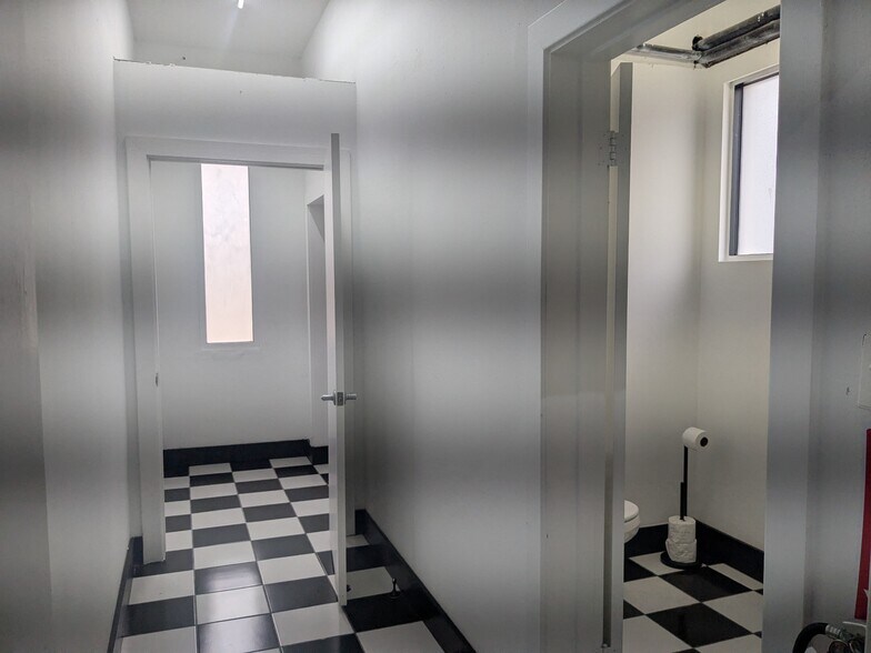 More Photos Of 717 Walnut St, Columbus Storefront Retail Office For Sale