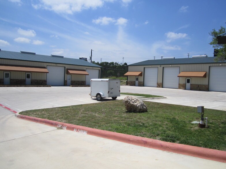 More Photos Of 4819 R O Dr, Spicewood Warehouse For Lease