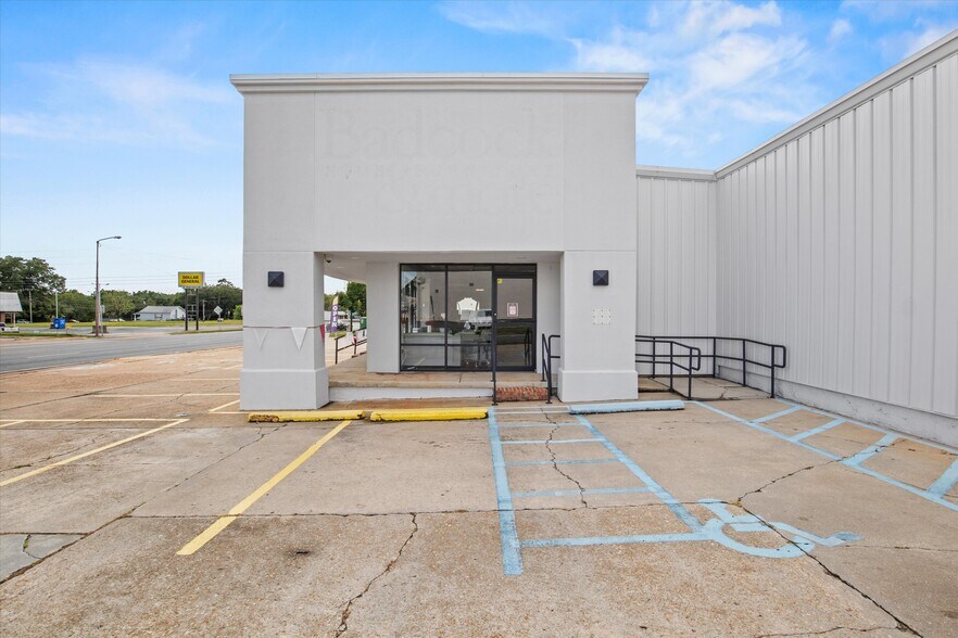 More Photos Of 304 W Jefferson St, Quincy Freestanding For Sale