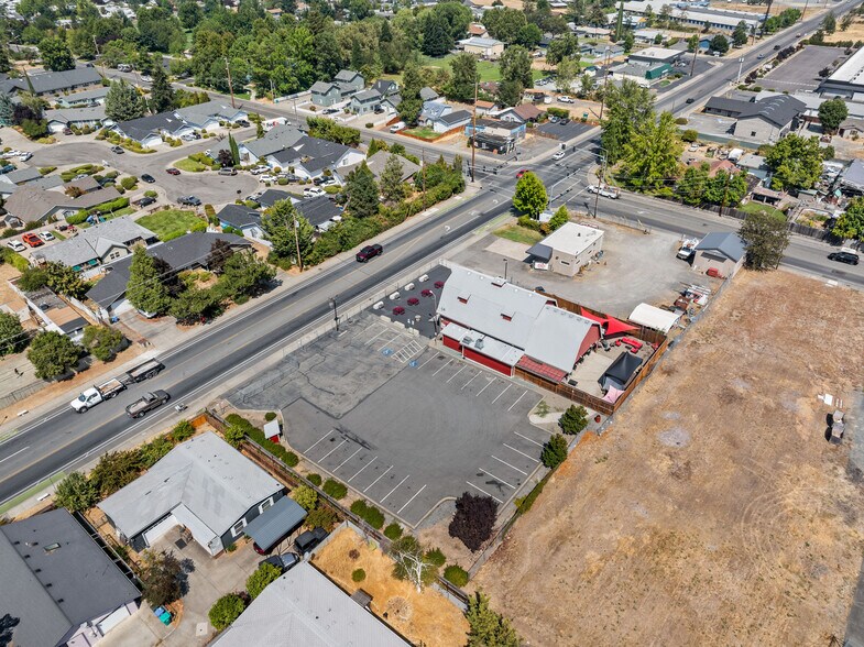 More Photos Of 2039 Redwood Ave, Grants Pass Restaurant For Sale