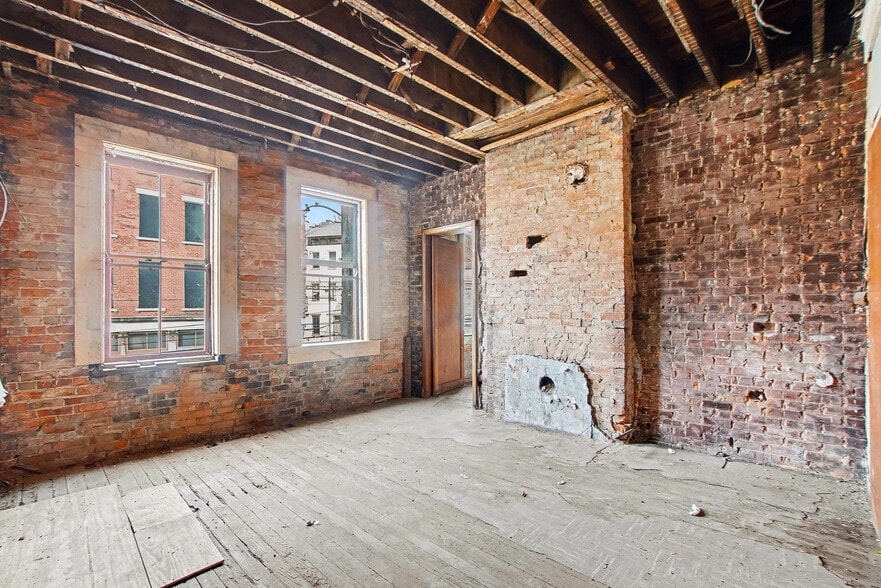 More Photos Of 2024 Mohawk Pl, Cincinnati Storefront Retail Residential For Sale