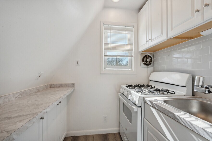 More Photos Of 253 Sea Cliff Ave, Sea Cliff Storefront Retail Residential For Sale