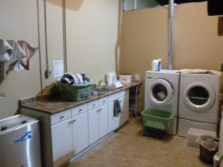 More Photos Of 2319B Taylor Dr, Red Deer Showroom For Lease