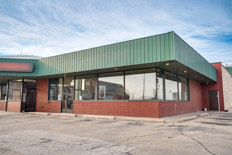 More Photos Of 112 W Maple Ave, Beaver Dam Freestanding For Lease