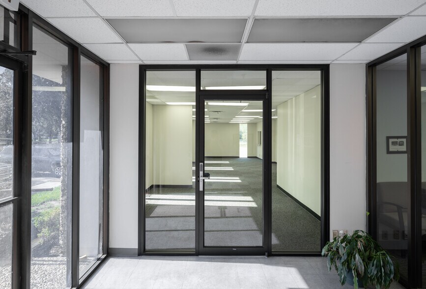 More Photos Of 1030 Ellis Rd N, Jacksonville Warehouse For Lease