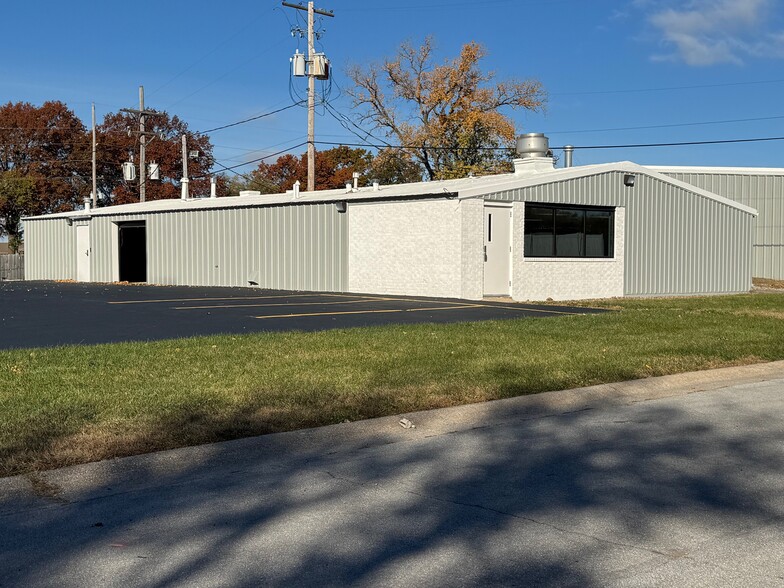 More Photos Of 300 N Marion St, Olathe Unknown For Lease
