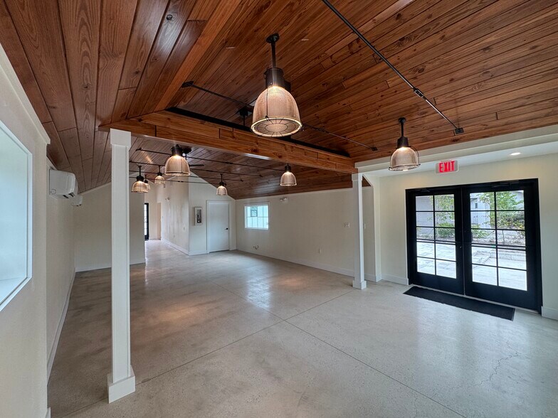 More Photos Of 514 1st Ave SW, Largo General Retail For Lease