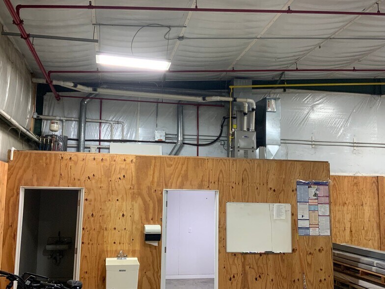 More Photos Of 315 S Sycamore St, Flora Warehouse For Lease