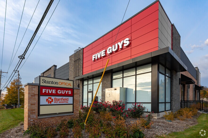 More Photos Of 5007 S 76th St, Greenfield Freestanding For Lease