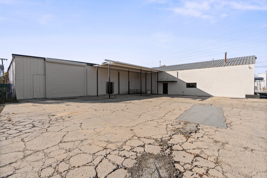 More Photos Of 2601 Wilkinson Blvd, Charlotte Industrial For Sale