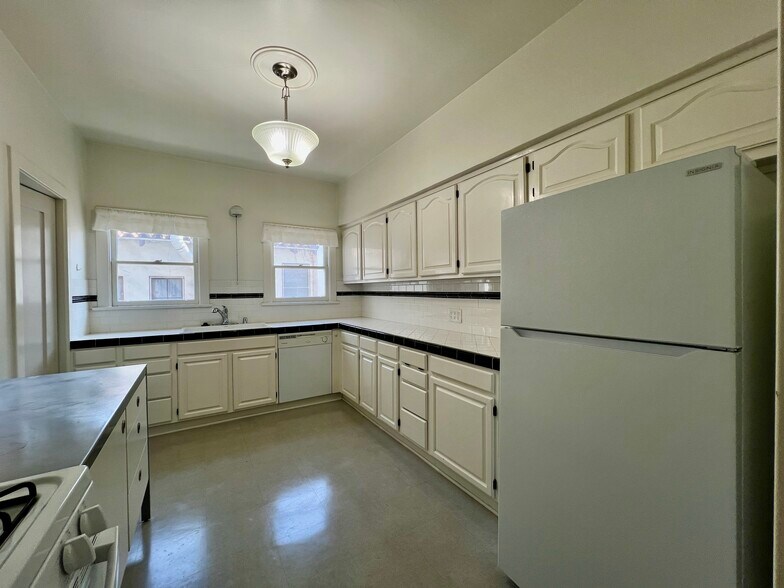 More Photos Of 143 N Sycamore Ave, Los Angeles Multifamily For Sale