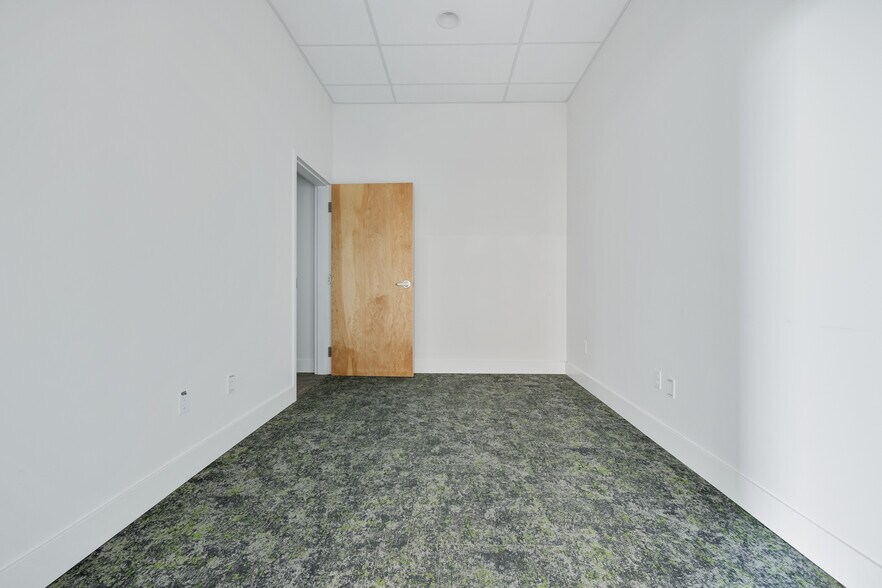 More Photos Of 9425 Sandifur Pky, Pasco Office For Sale