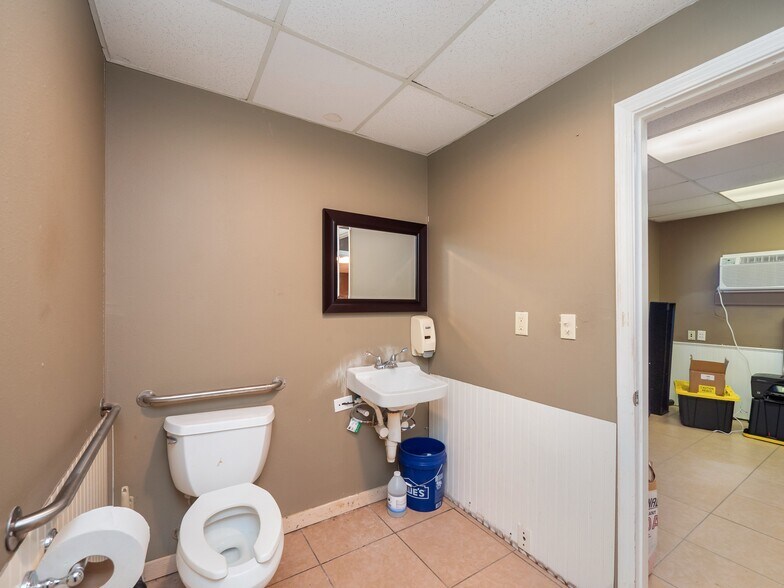 More Photos Of 318 W Byrd Blvd, Universal City Office For Sale