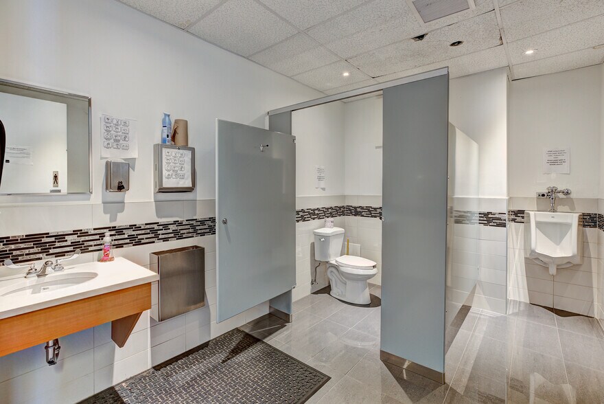 More Photos Of 510 Boul Saint-Laurent, Montréal Loft Creative Space For Sale