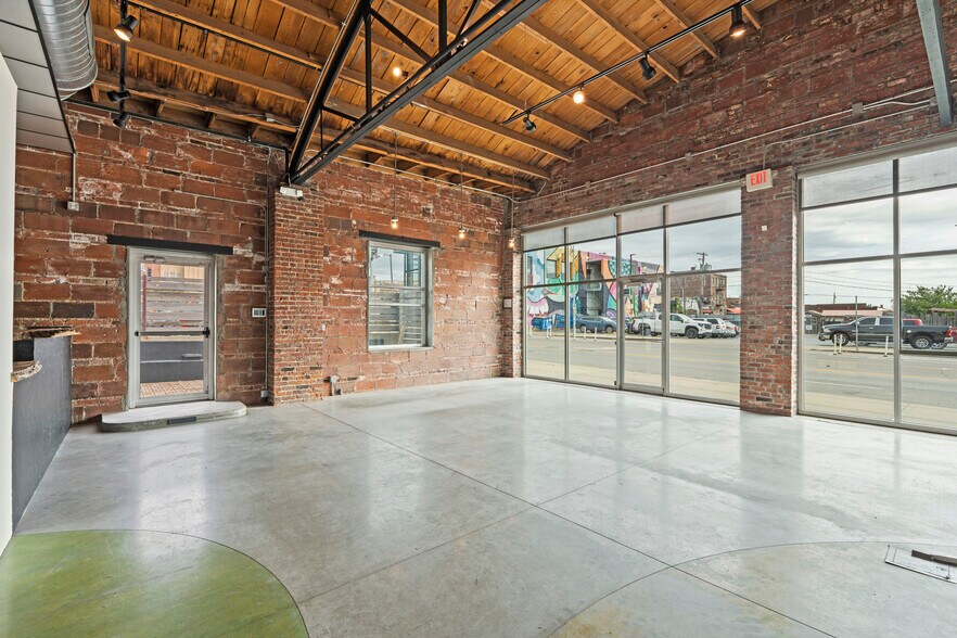 More Photos Of 1814 Oak St, Kansas City General Retail For Lease