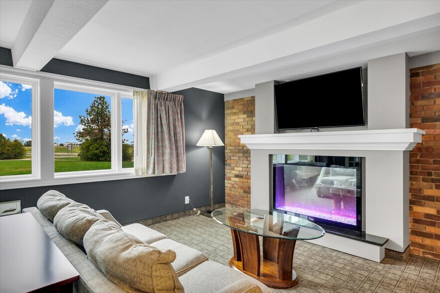 More Photos Of 1907 N Cunningham Ave, Urbana Hotel For Sale