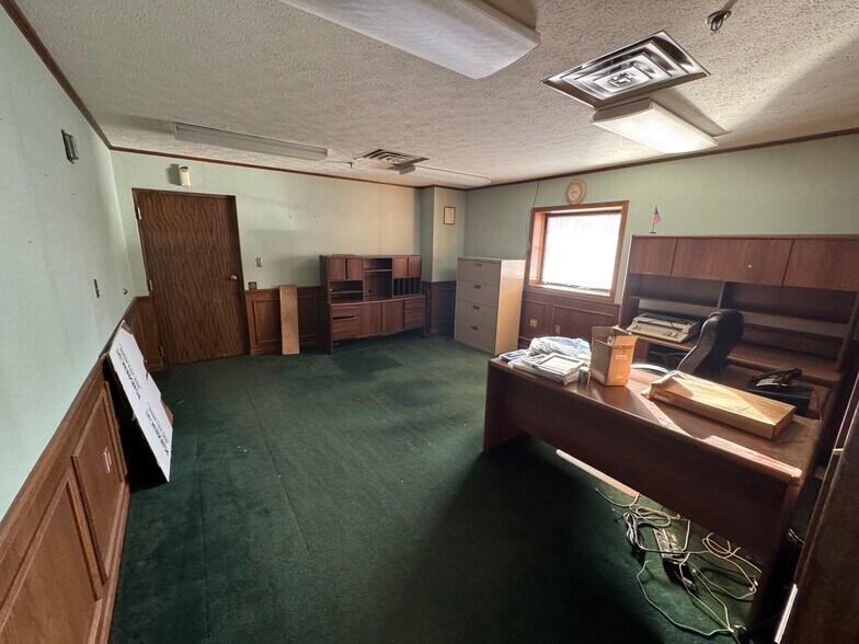 More Photos Of 1066 E State St, Newcomerstown Storefront For Sale