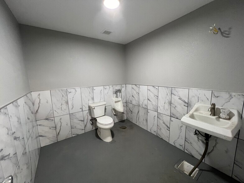 More Photos Of 426 Rose Garden Dr, McKinney Warehouse For Lease