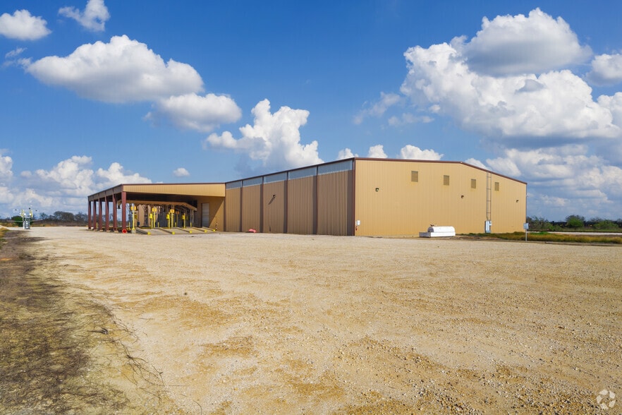 Primary Photo Of 16448 Old Corpus Christi Rd, Elmendorf Warehouse For Lease