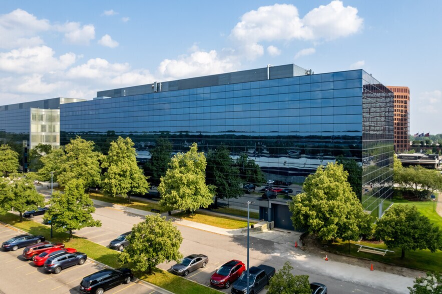 More Photos Of 100 W Big Beaver Rd, Troy Office For Lease