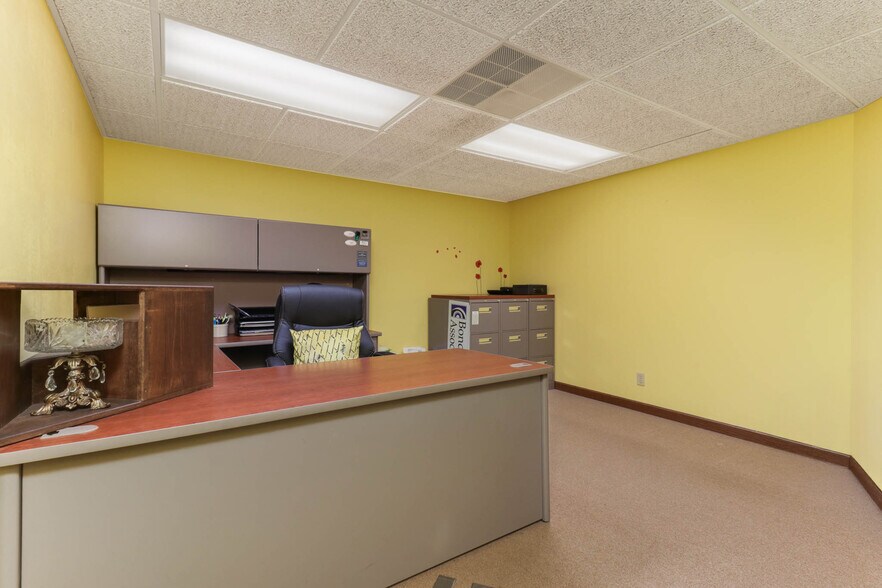 More Photos Of 725 S 14th St, Pekin Medical For Sale