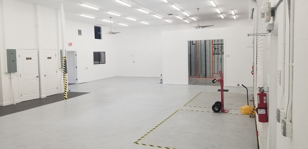 More Photos Of 174 Semoran Commerce Pl, Apopka Light Distribution For Lease