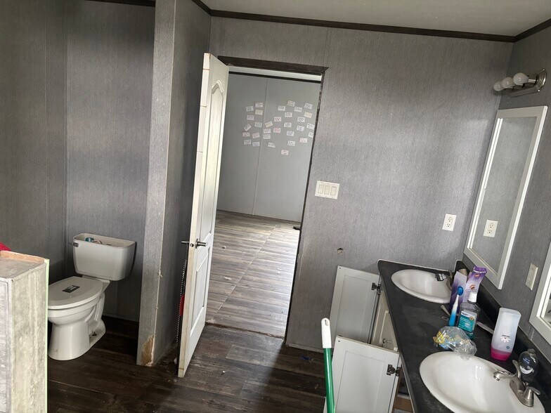 More Photos Of 104 Kade Ct, Durant Specialty For Sale