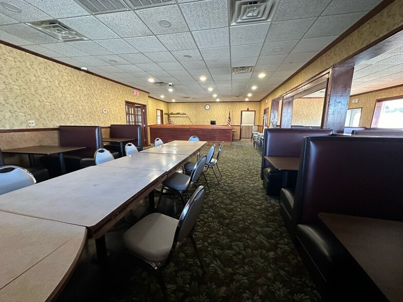 More Photos Of 102 E Park St, Taylorville Freestanding For Sale