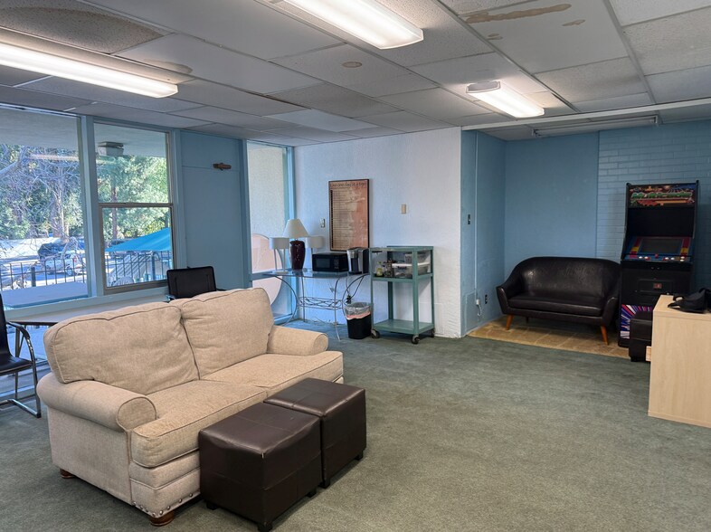 More Photos Of 21338 Dumetz Rd, Woodland Hills Religious Facility For Lease