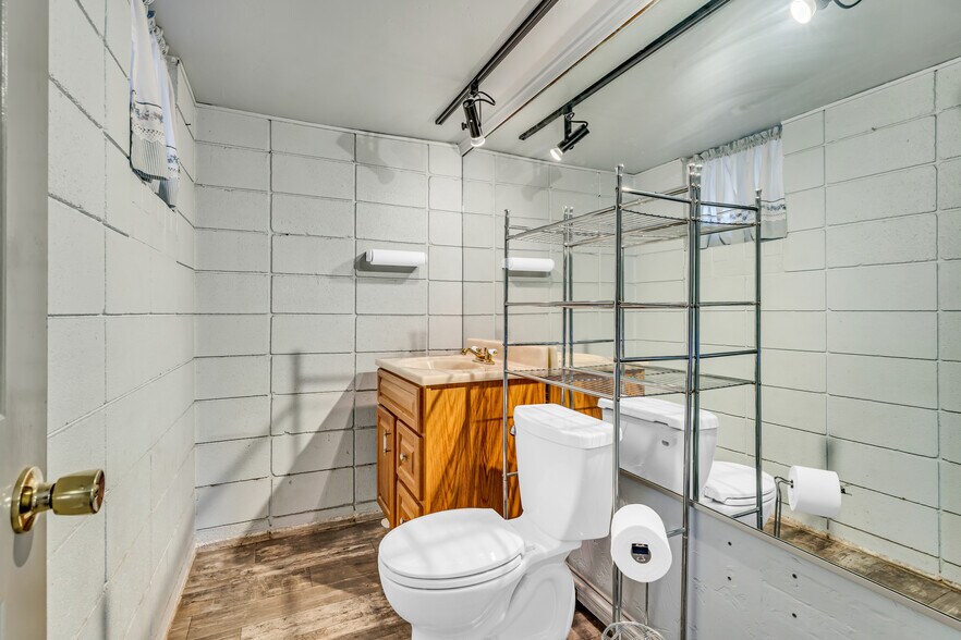 More Photos Of 2901 N Alvernon Way, Tucson Office For Sale