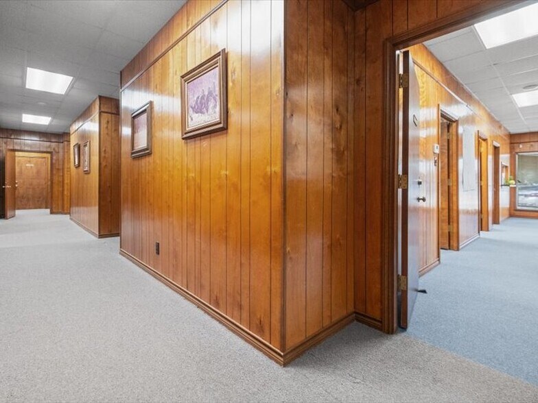 More Photos Of 1000 N Church St, Palestine Medical For Sale