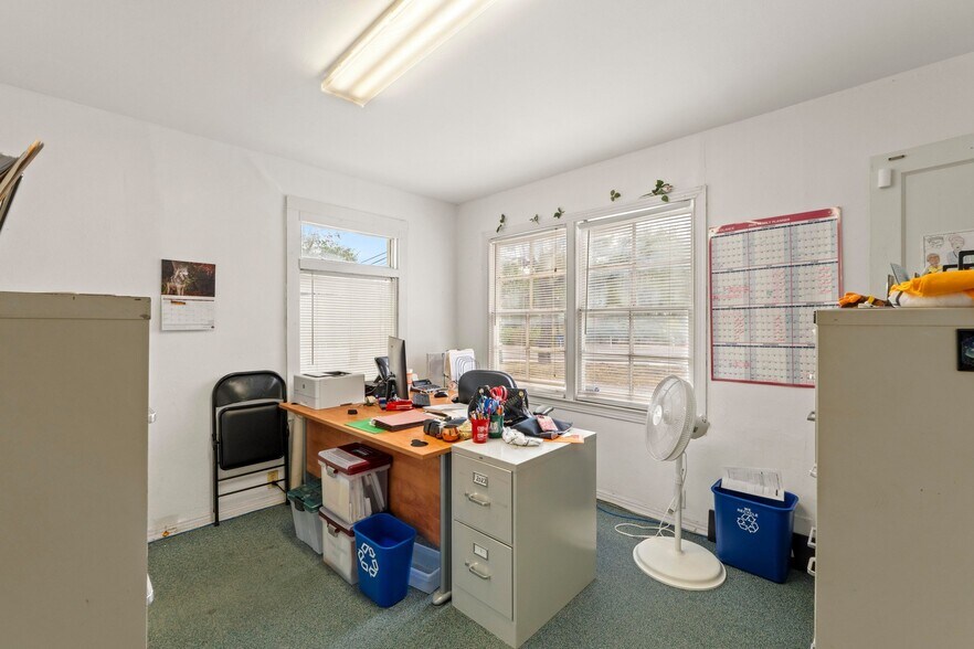 More Photos Of 2710 Manor Rd, Austin Office For Sale