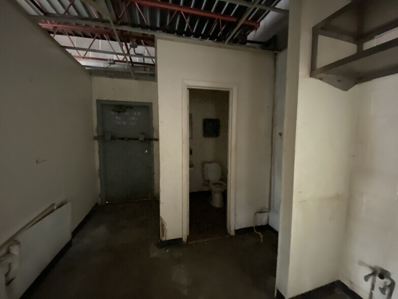 More Photos Of 813-817 N Grand Ave, Gainesville Storefront For Lease