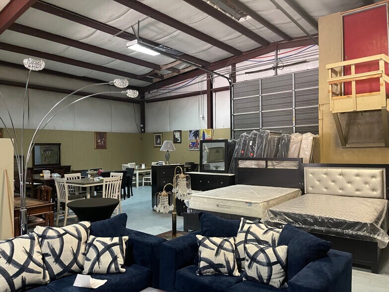 More Photos Of 461 W Gulf Bank Rd, Houston General Retail For Lease