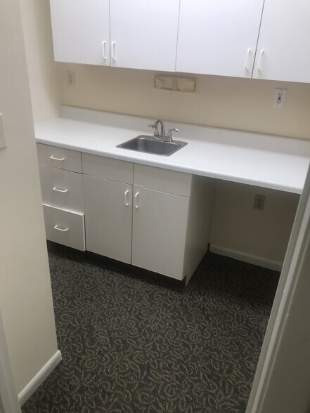 More Photos Of 7 Pinewoods Rd, Hyde Park Medical For Lease