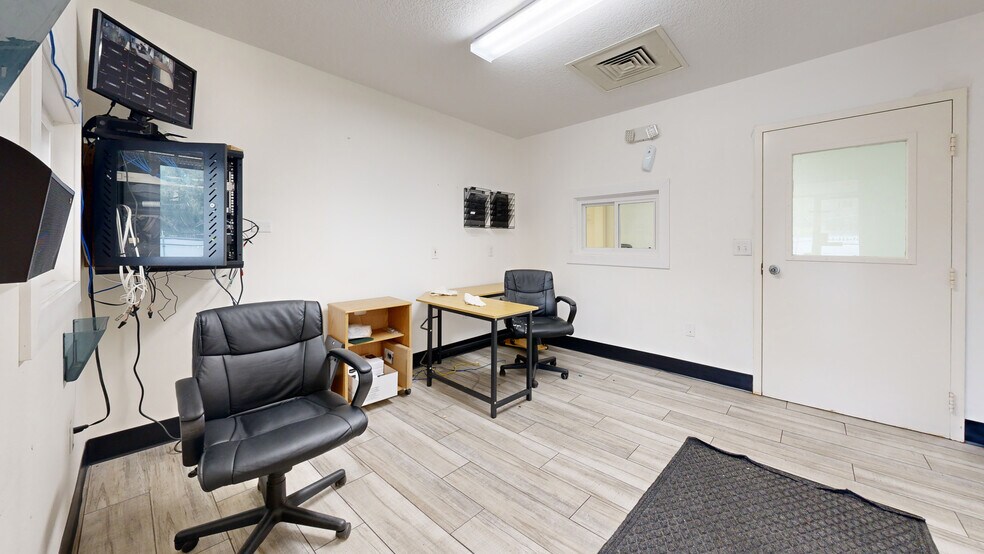 More Photos Of 174 NW 9th ave, Mulberry Distribution For Sale