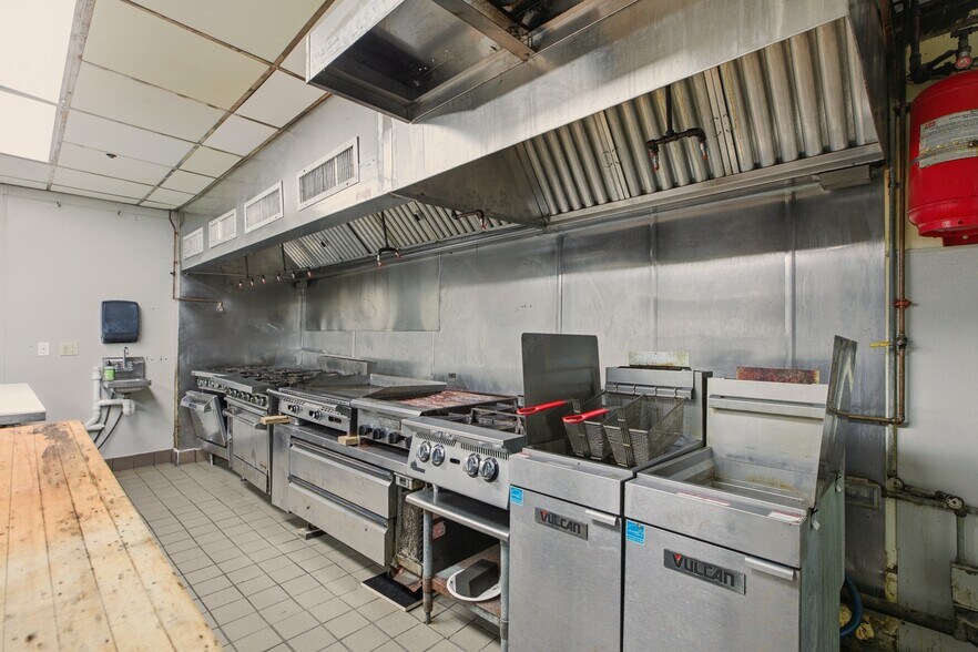 More Photos Of 140 Broadway, Newport Storefront Retail Residential For Lease