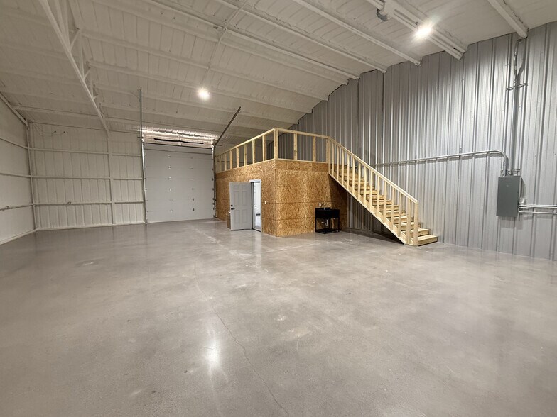 More Photos Of 191 E Lone Oak Rd, Valley View Warehouse For Lease