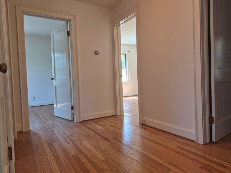 More Photos Of 719 Oakland St, Hendersonville Office For Lease