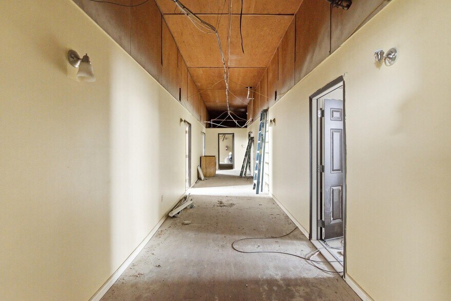 More Photos Of 100 W Central Ave, Comanche General Retail For Sale
