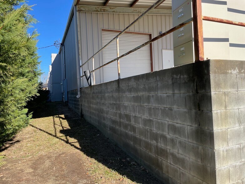 More Photos Of 6377 Oak St, Eastman Freestanding For Sale