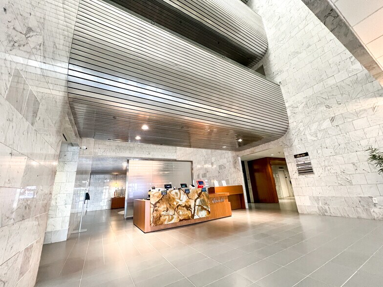 More Photos Of 303 Veterans Airpark Ln, Midland Office For Lease