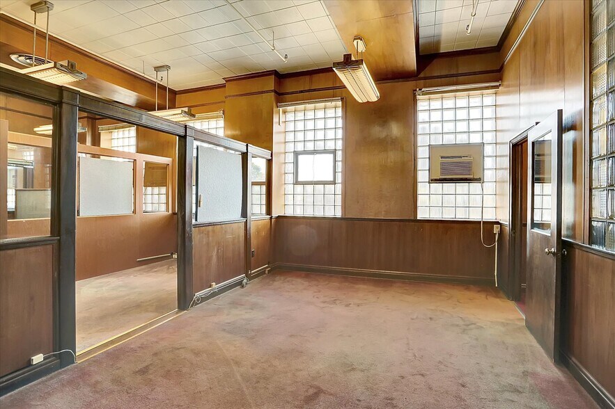 More Photos Of 701 E Hay St, York Warehouse For Lease