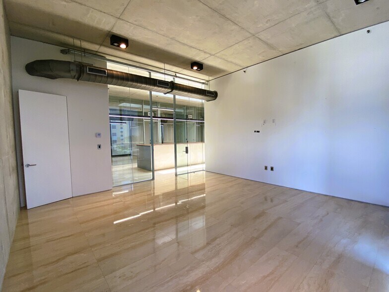 More Photos Of 528 NW 7th Ave, Miami Office For Sale