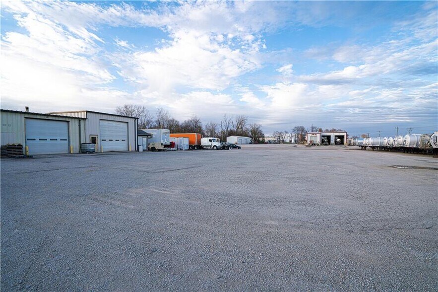 More Photos Of 1507 Roseport Rd, Elwood Warehouse For Lease