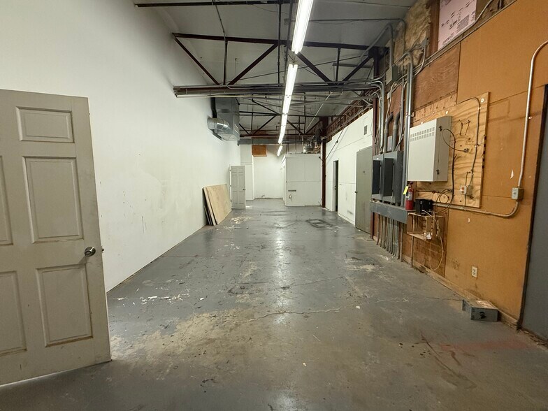 More Photos Of 808-810 N Monroe St, Waterloo Freestanding For Lease