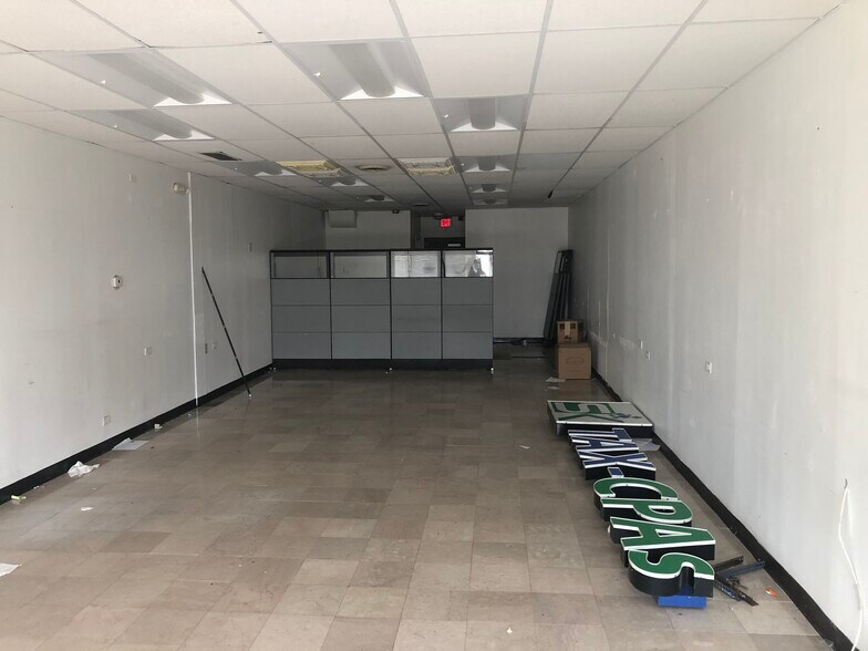 More Photos Of 927-967 W Golf Rd, Schaumburg General Retail For Lease